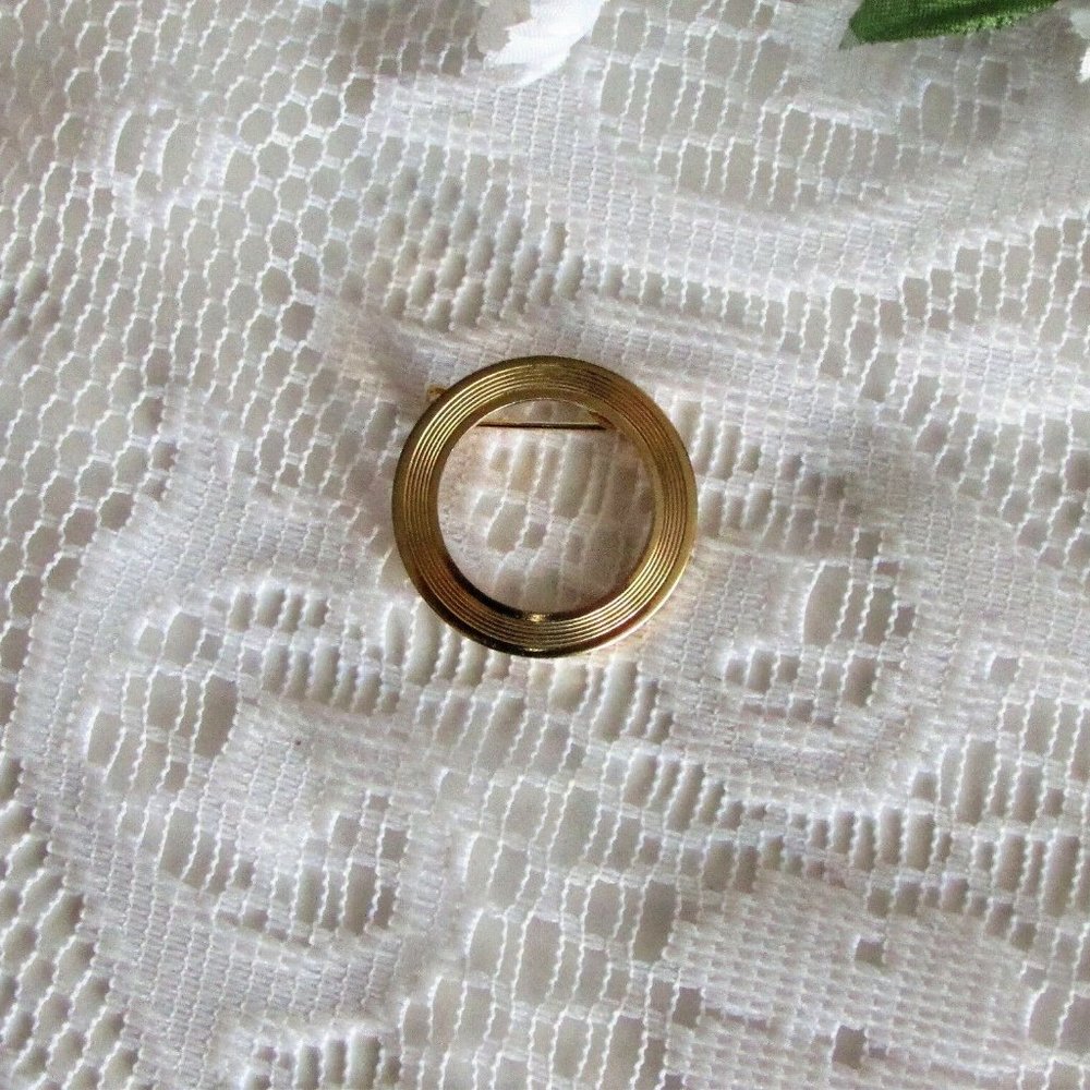Vintage Brooch Gold Tone Circle Pin 1 1/8" Fashion Jewellery